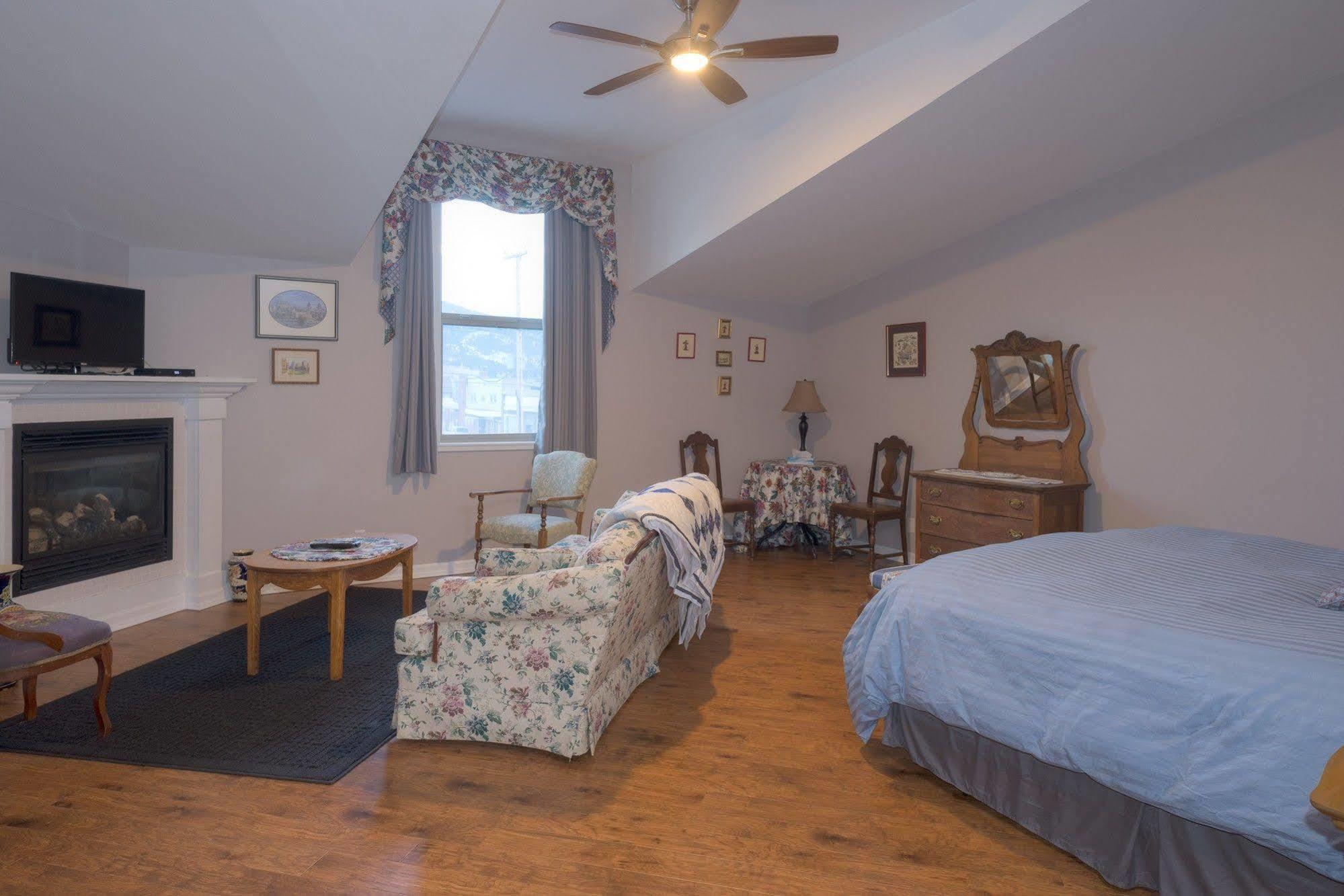 Country Encounters Accommodations Coleman Exterior photo
